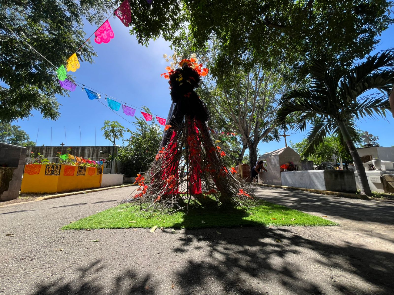 El panteón se convierte en un vibrante escenario de colores y altares durante las festividades