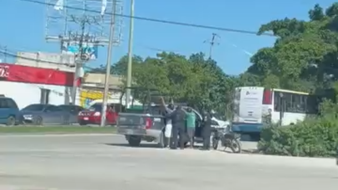 El video fue grabado por un ciudadano que se encontraba cerca de una gasolinera; los testigos se ocultaron al oír los disparos