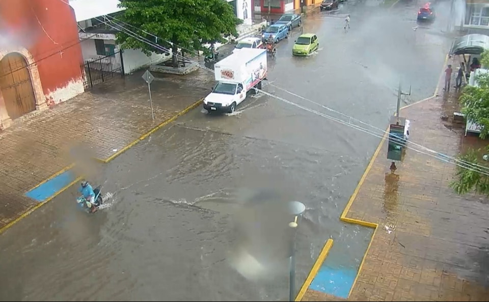 En el barrio de Santa Lucía también se registraron algunas anegaciones