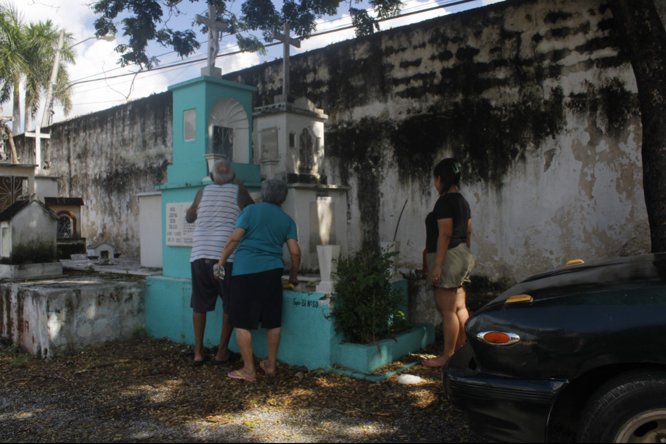 Familiares honran a sus difuntos en el Cementerio General de Mérida