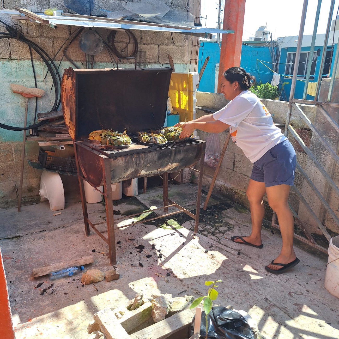 Día de Muertos en Campeche: Familias elaboran el tradicional ‘pibipollo’ en honor a sus difuntos