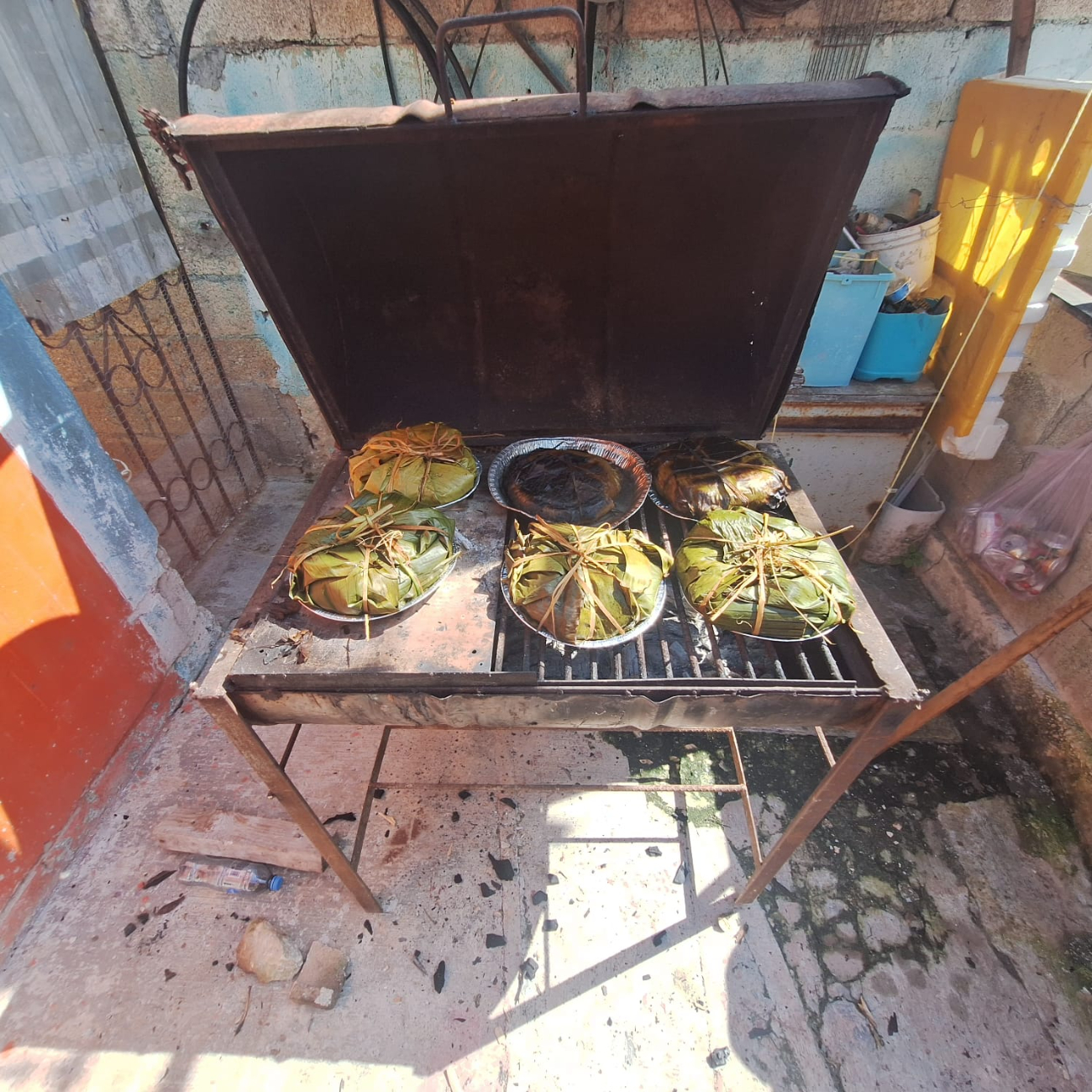 La elaboración del ‘pibipollo’ es una tradición ancestral en Campeche para honrar a los difuntos durante el ‘Hanal Pixán