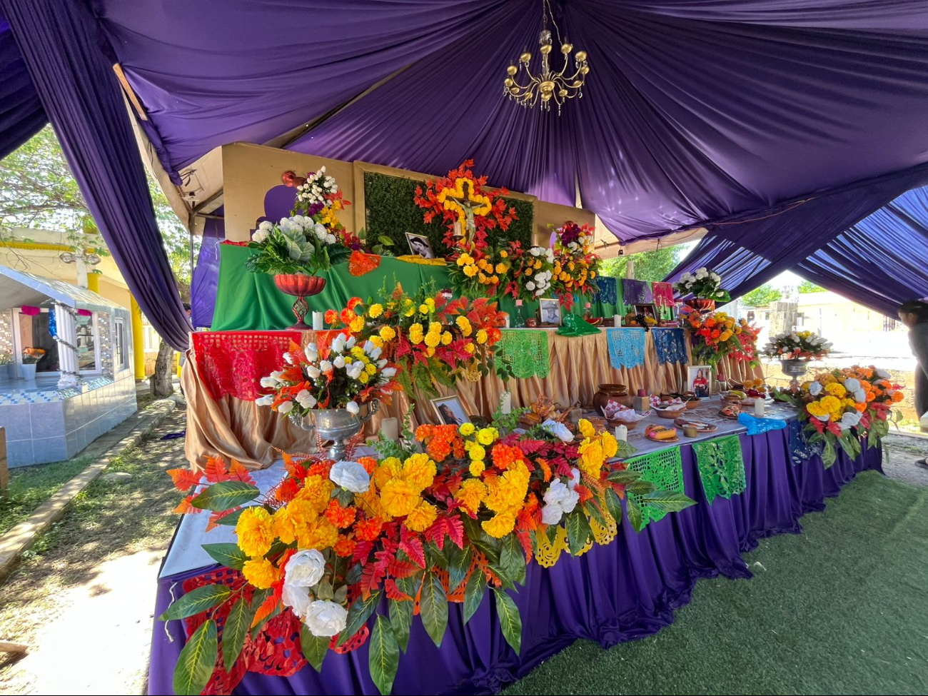 Los altares, adornados con flores de cempasúchil, velas y fotografías, rinden homenaje a los difuntos