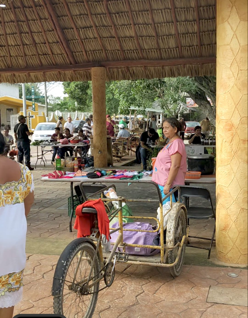 Los presentes también comenzaron a vender alimentos durante el evento