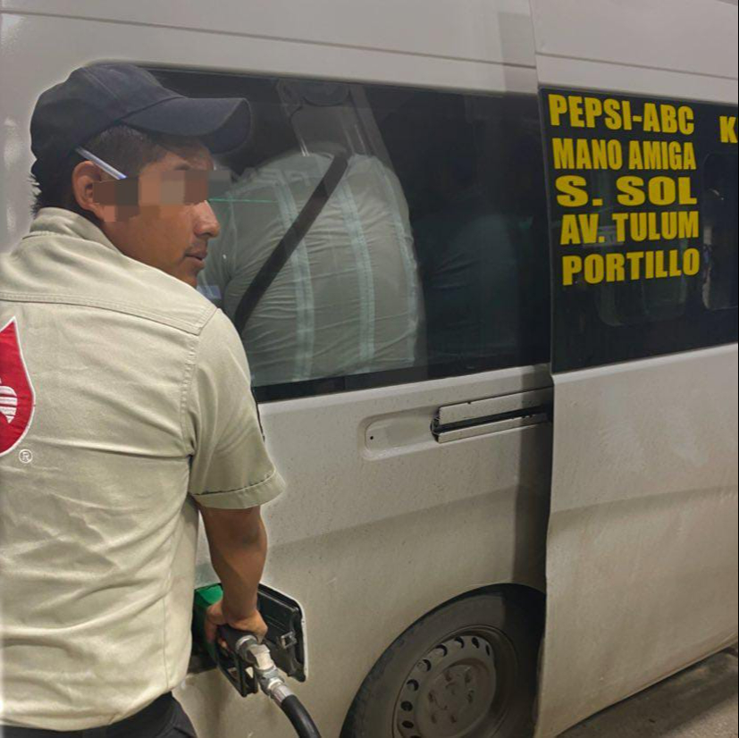 Pasajeros denuncian a negligente operador de una van en Cancún