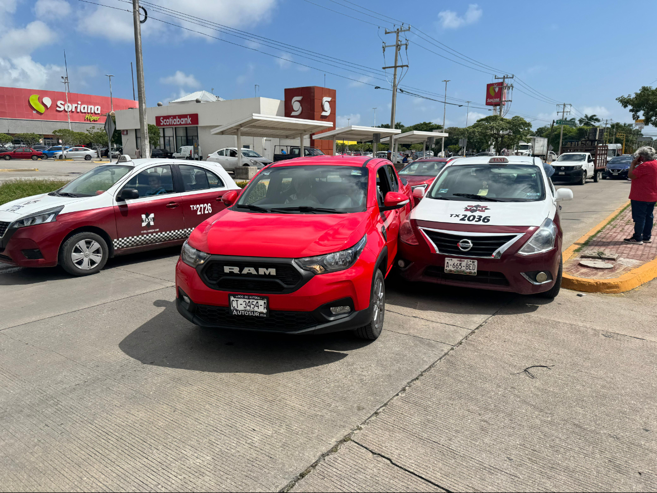 Mujer intenta cambiar de carril y provoca choque en Ciudad del Carmen