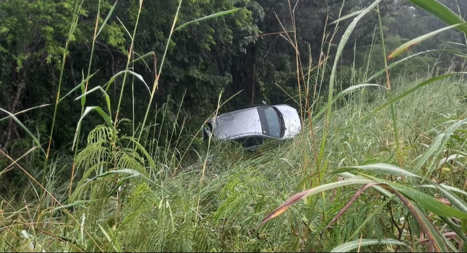   Pareja sale ilesa tras aparatoso accidente en la carretera Escárcega-Villahermosa