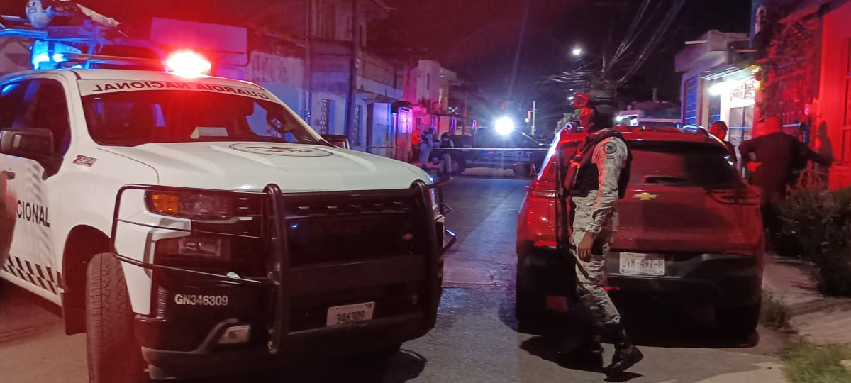 Desconocidos atacan a balazos a dos hombres en Cancún, uno perdió la vida