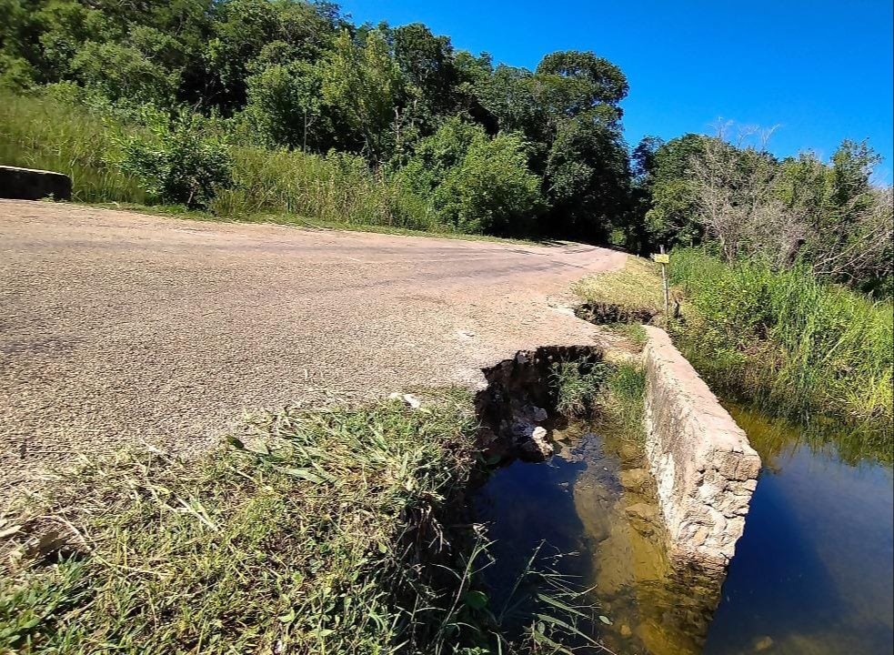 El motociclista sufrió el accidente horas antes de ser encontrado entre la vegetación