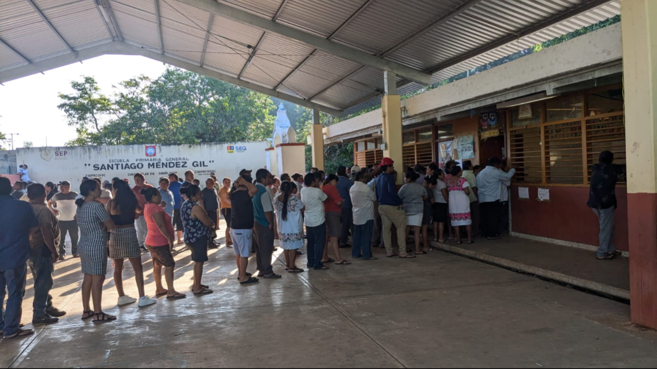 En Dziuché comenzaron a llegar unas docenas de habitantes para votar