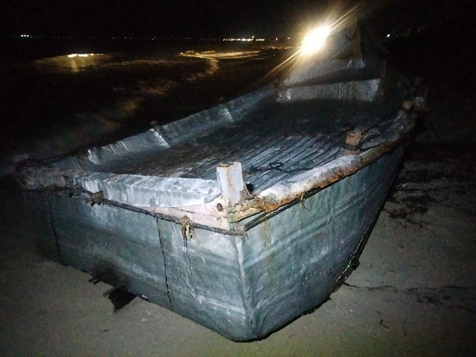 Hallan una lancha de supuestos cubanos en la costa de Progreso