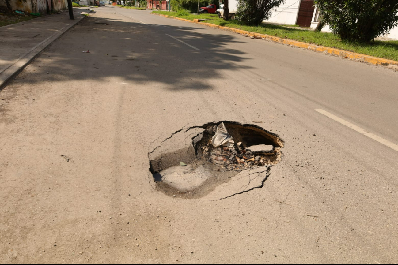 Los baches ponen en peligro la seguridad de los conductores y peatones.