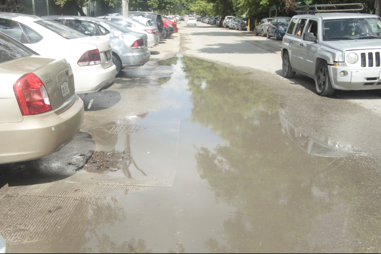 Las aguas negras causan mal olor y malestar para las personas con negocios en los alrededores