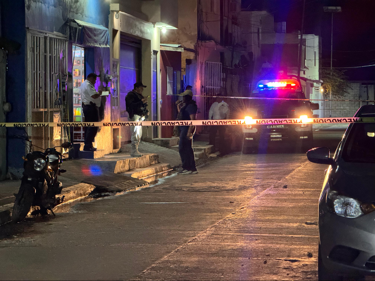 En Carmen, dos motociclistas rafaguearon una tienda de abarrote