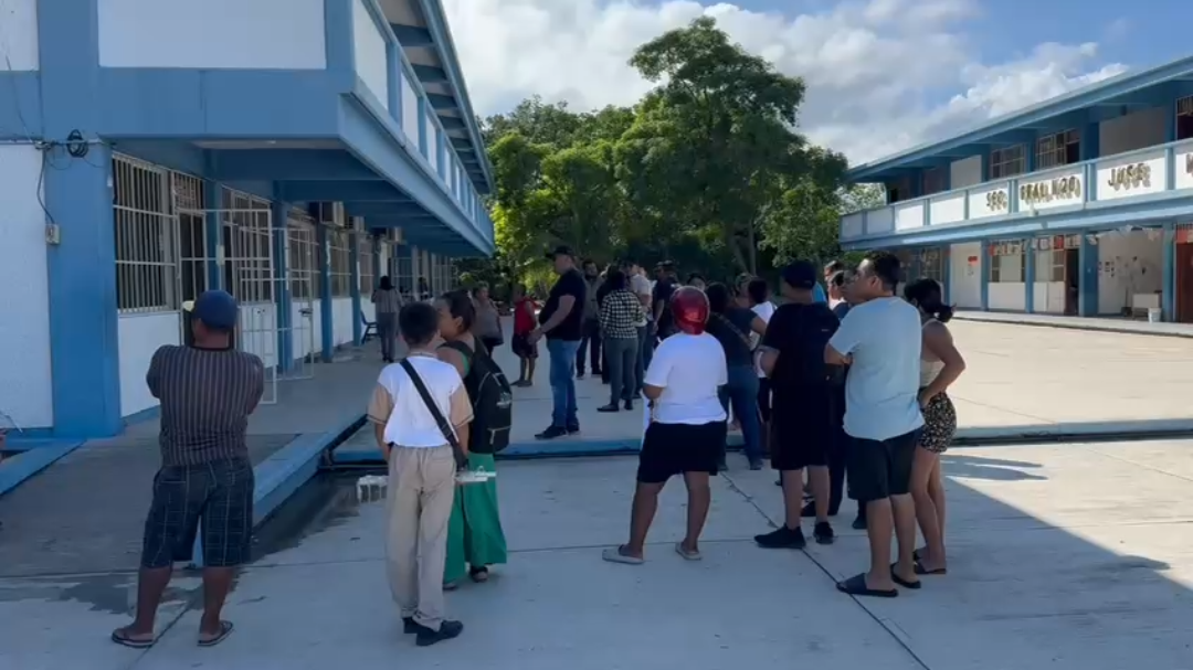 Los padres de los estudiantes aseguran que el director del plantel permite el ingreso de las sustancias