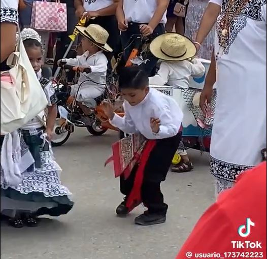 Pequeño se vuelve viral con sus "pasos prohibidos" en desfile de campechanidad