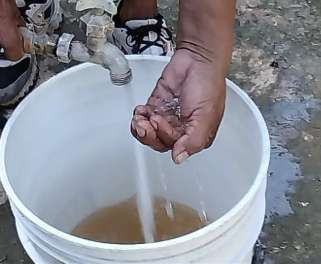 Vecinos de las comunidades evidenciaron el mal estado del agua