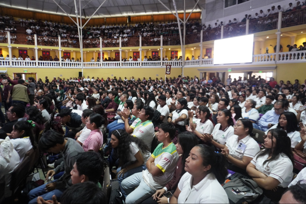 Más de mil 700 estudiantes en Campeche reciben computadoras para sus estudios