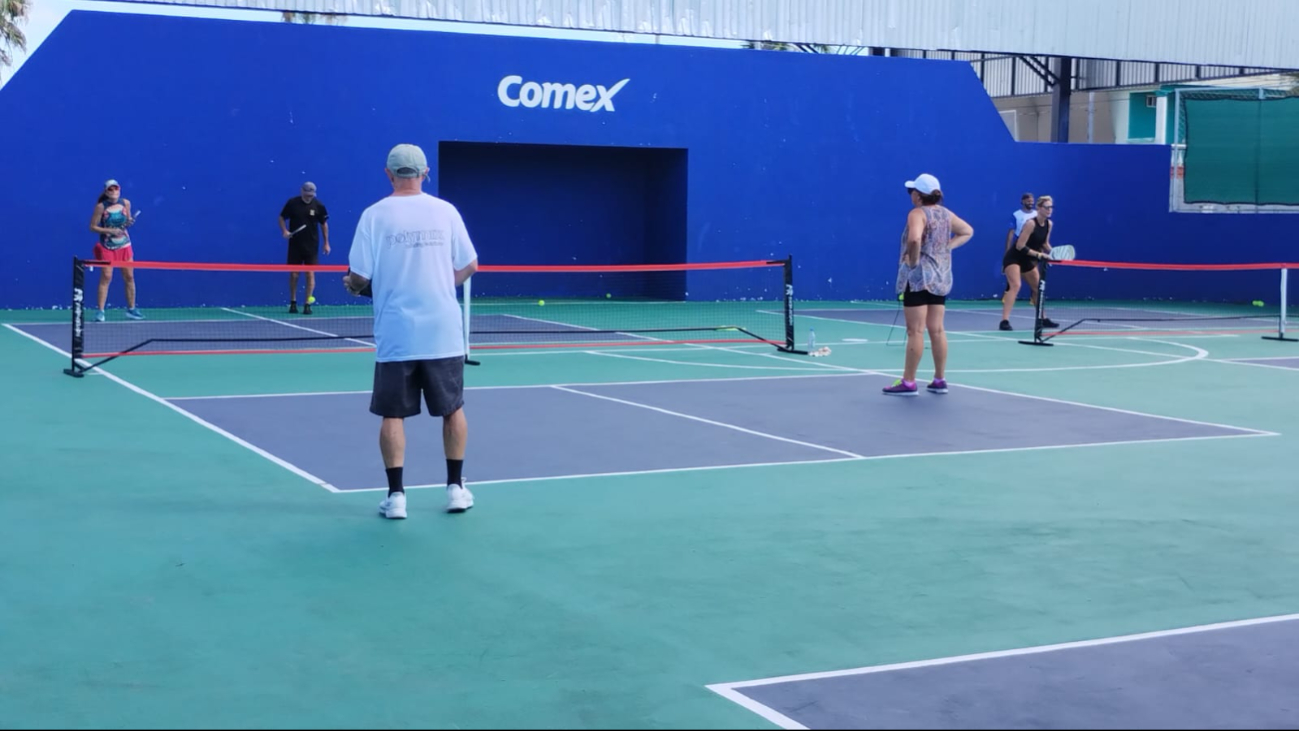 El "pickleball" es un deporte muy similar al tenis