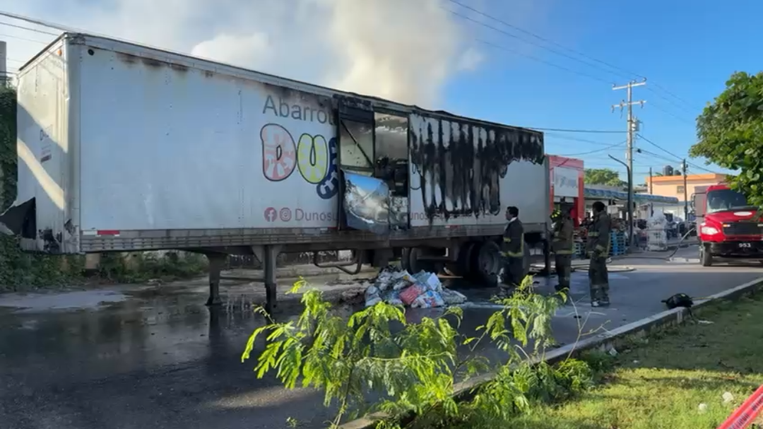 En las primeras horas de la mañana, se reportó el incendio del contenedor por un presunto corto circuito