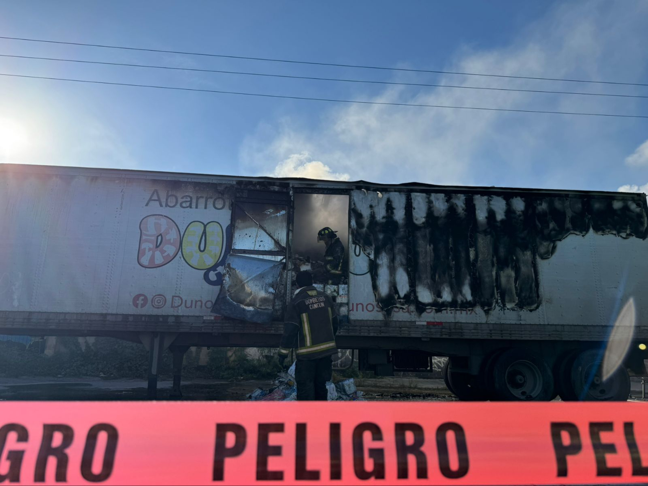 Contenedor de tráiler de Dunosusa sufre incendio en la avenida Niños Héroes de Cancún