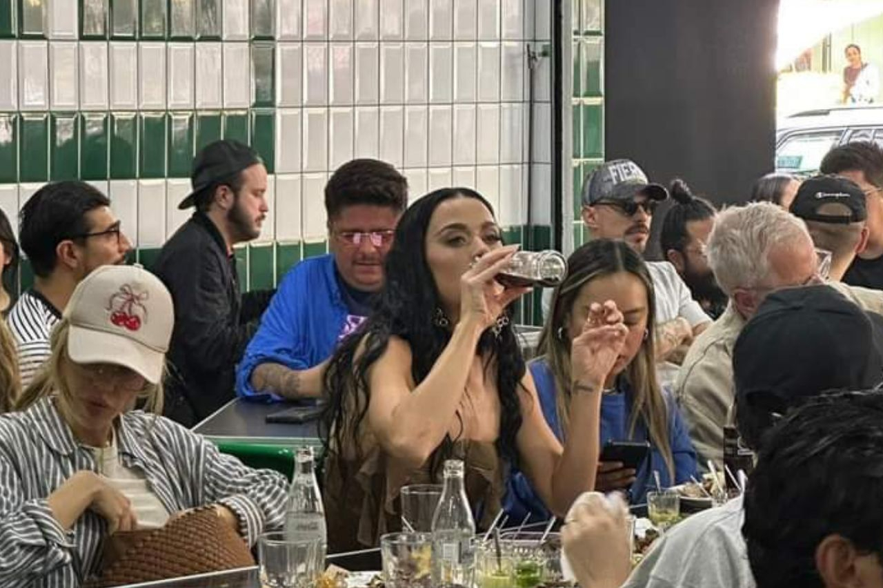 Katy Perry fue captada comiendo tacos en la CDMX