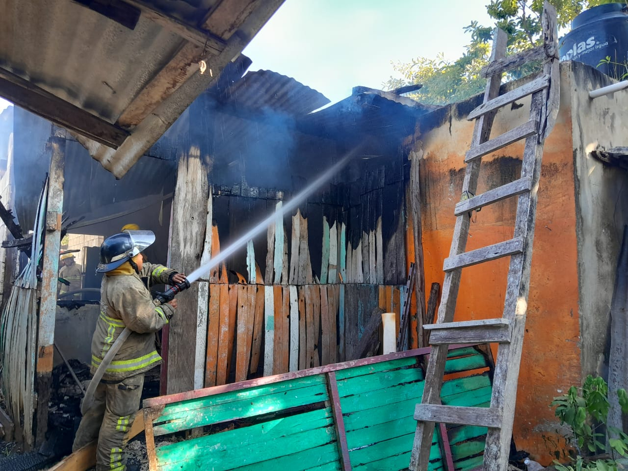 La casa, construida con bloques, maderas y láminas de zinc, fue casi totalmente consumida por las llamas.