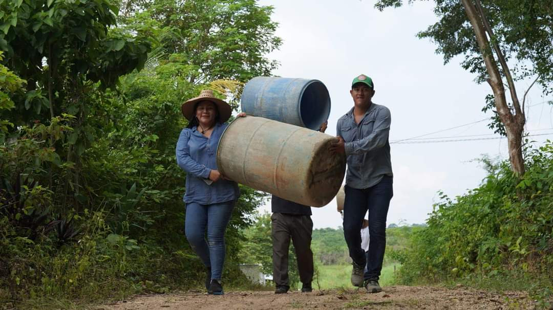 Pobladores de Pejelagarto, en Candelaria, sobreviven a la escasez de agua con tambores costosos 