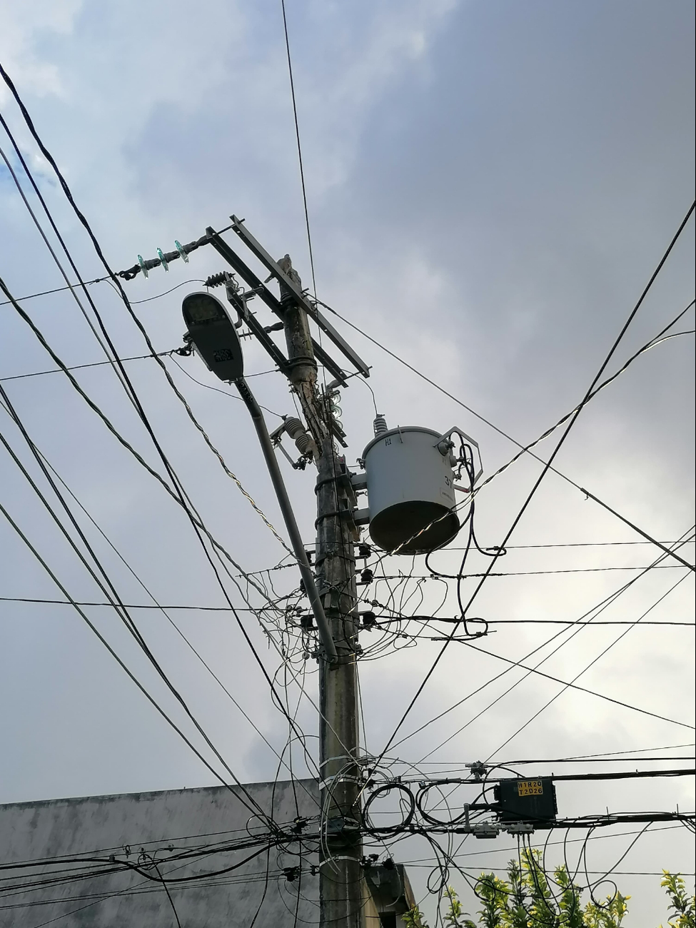 Poste de luz reventado pone en riesgo a vecinos de la SM 221.