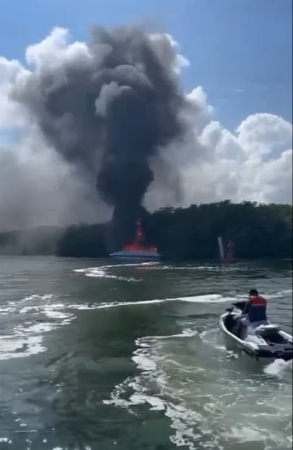 Se incendia embarcación en la laguna de la Zona Hotelera de Cancún: VIDEO