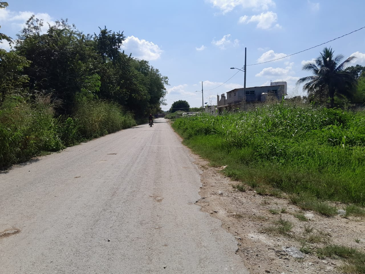 Hombres armados roban mercancía a motociclista en la colonia Salsipuedes, en Escárcega