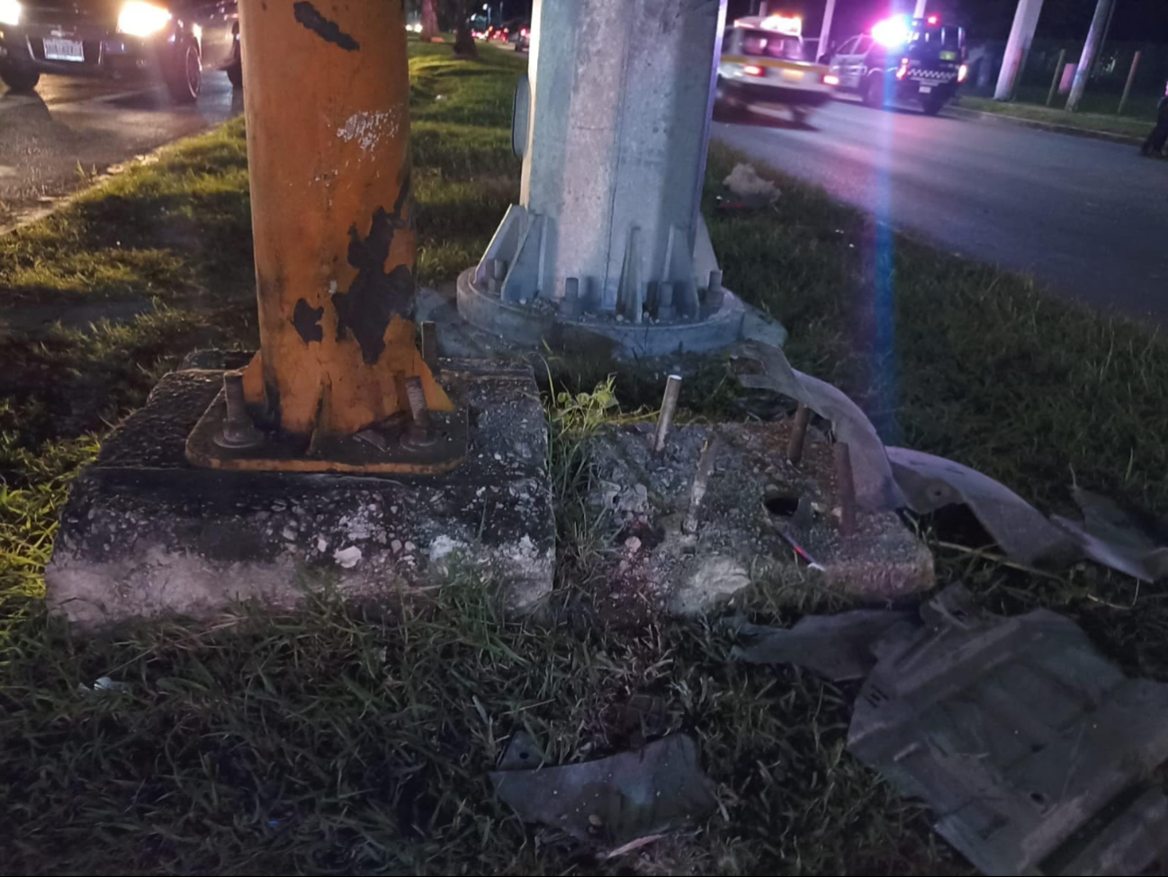 Debido a un mal movimiento en una curva, el conductor se subió al camellón dañando el semáforo