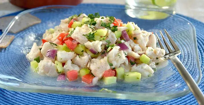 El ceviche es refrescante y bajo en calorías, ideal para una dieta saludable