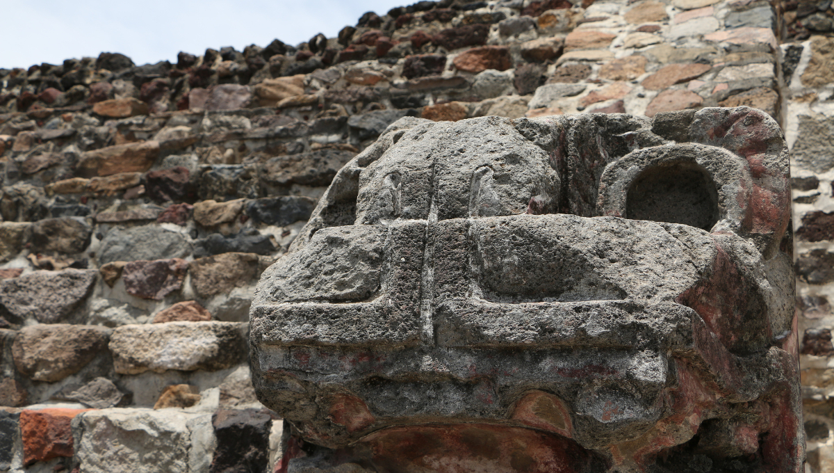 El estilo arquitectónico talud-tablero de Teotihuacán influyó en la arquitectura maya en sitios como Kaminaljuyu y Altun Ha.