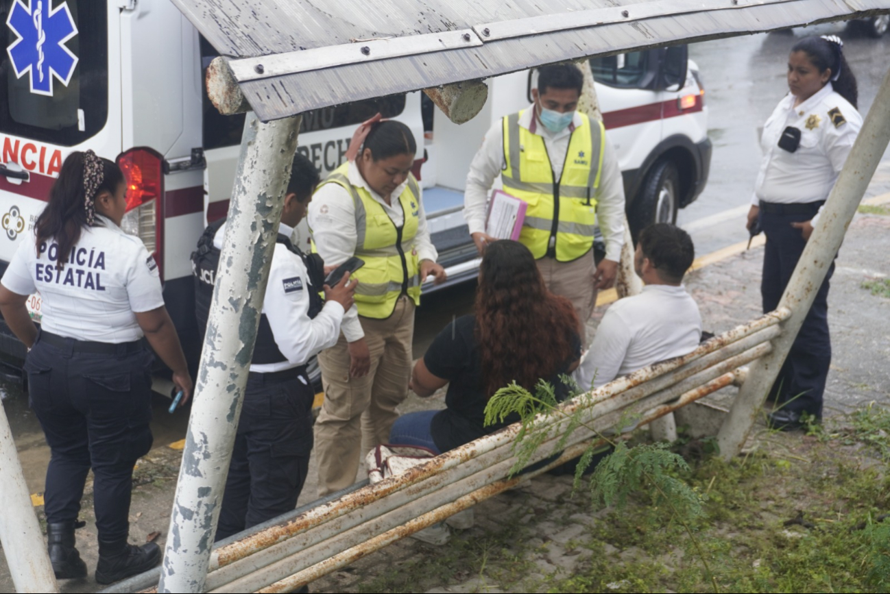 El pavimento mojado contribuyó al derrape cuando el piloto frenó para evitar el choque