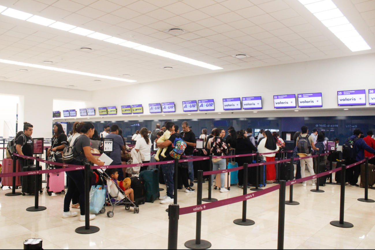 Hay gran afluencia de pasajeros en los mostradores del aeropuerto de Mérida