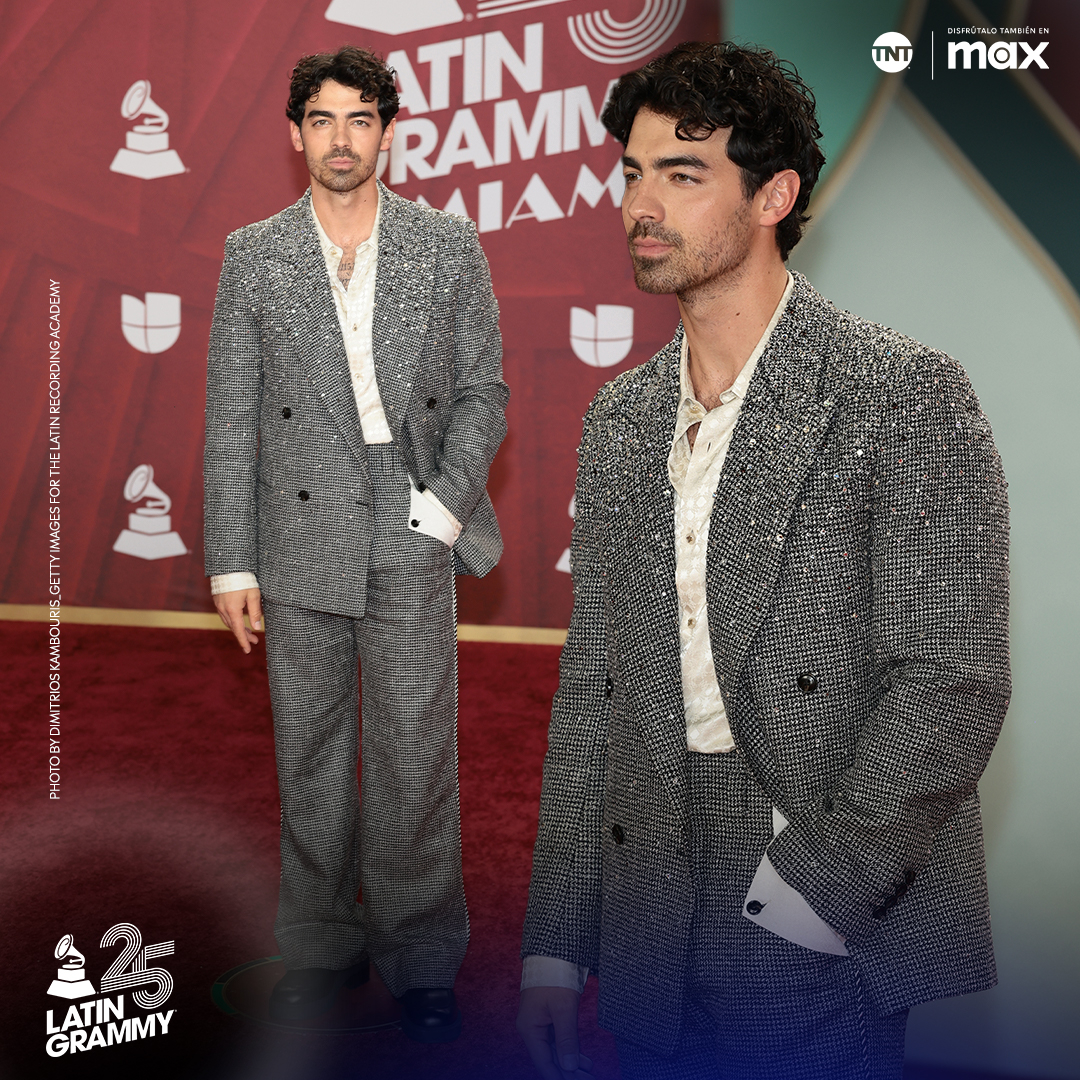 Joe Jonas canta en los Latin Grammys 2024.