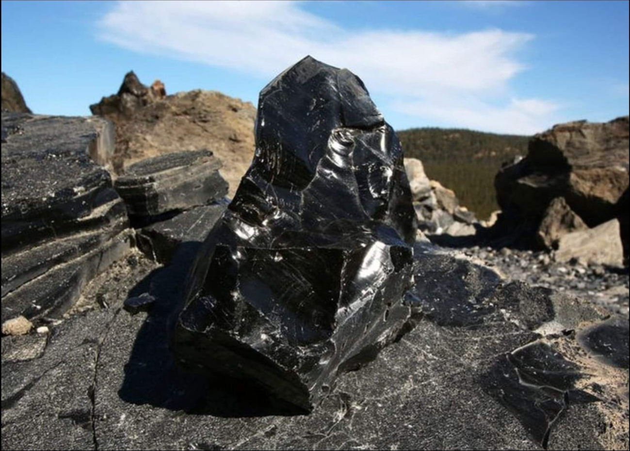 La obsidiana, material esencial en Teotihuacán, fue adoptada por los mayas como símbolo de poder y estatus