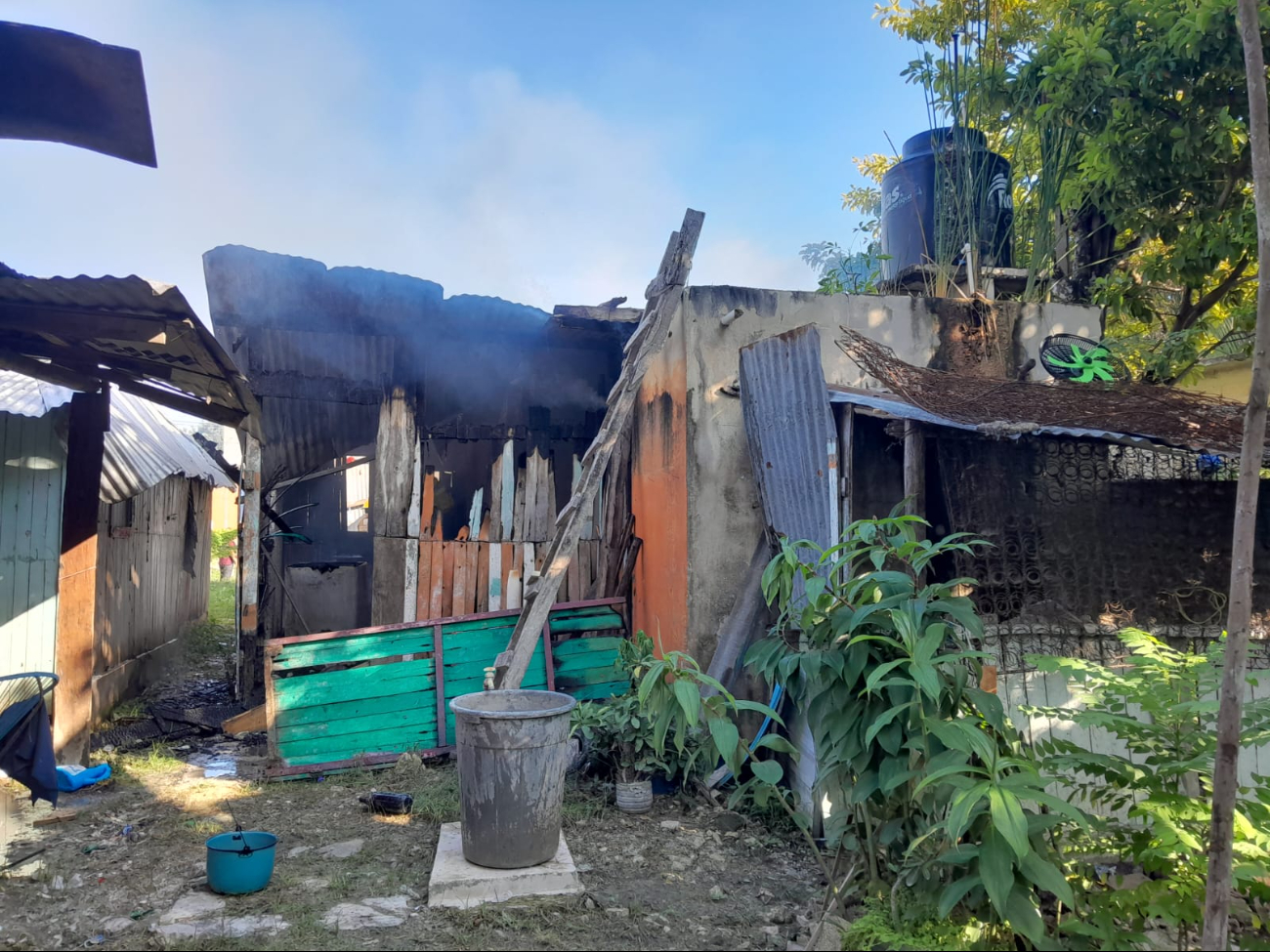 La vivienda y pertenencias fueron casi totalmente consumidas por el fuego