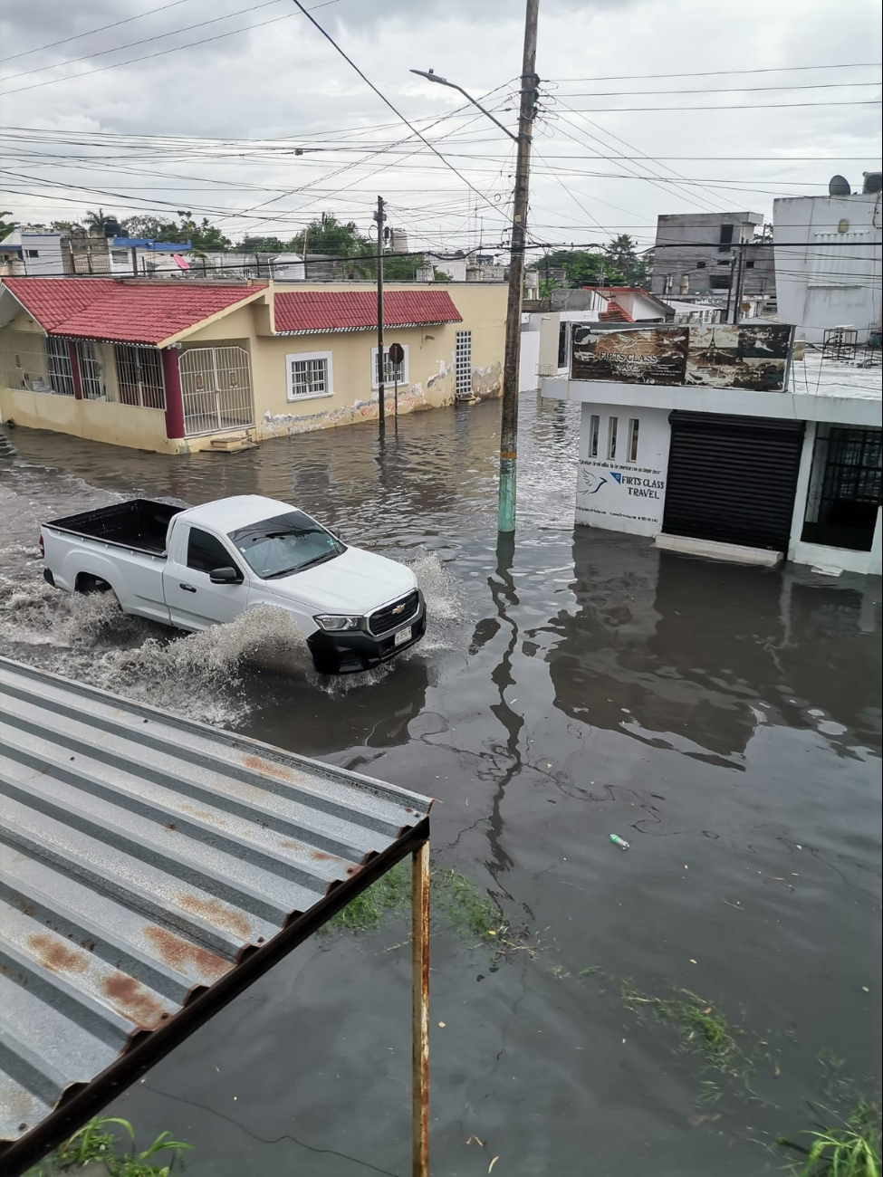 Lluvias derivadas por Sara inundan calles de Chetumal.