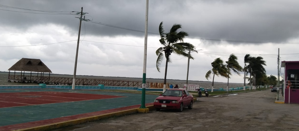 Los pescadores, como Juan Méndez Torres, han tenido que suspender sus actividades debido al mal tiempo