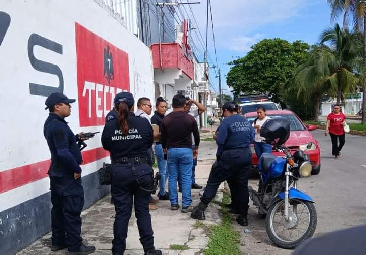 Se cree que los asaltantes lo esperan fuera del banco, ya que en cuanto salió le obligaron a retirar el dinero