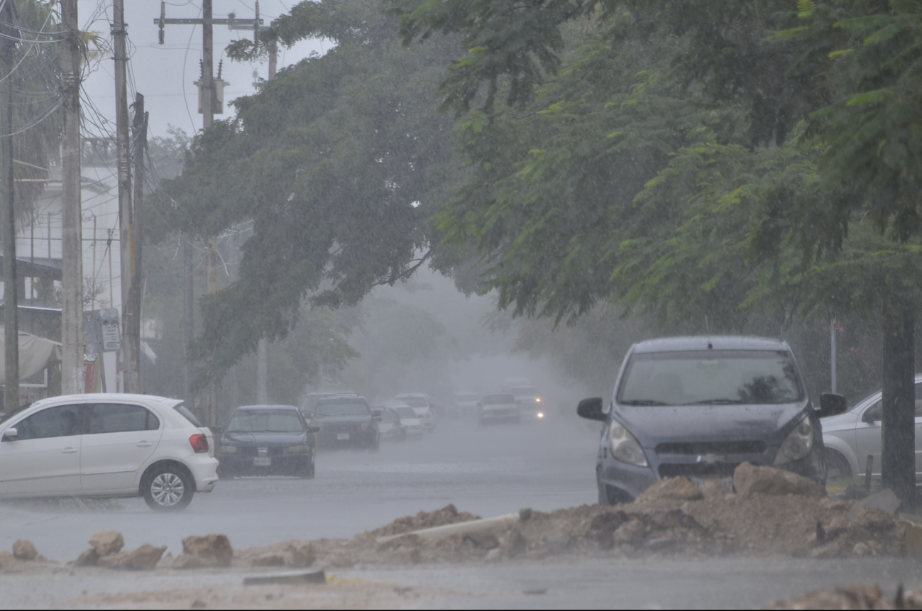 Debido a los encharcamientos y asfalto mojado, se pide mantener precauciones al manejar