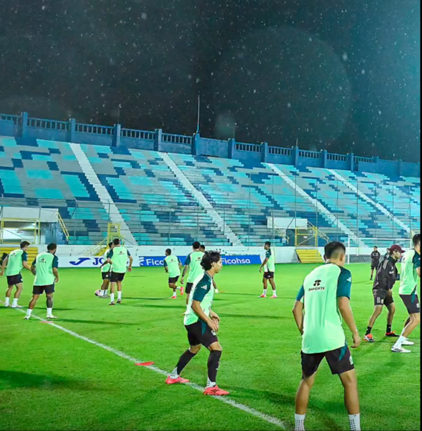 El Tri entrenando bajo la lluvia en Honduras