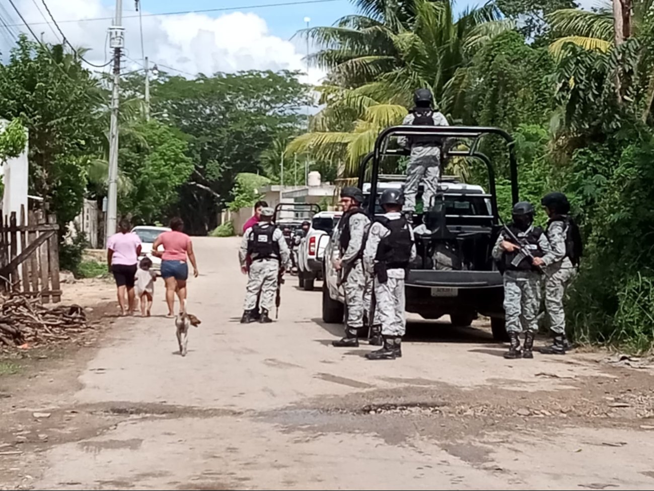 Elementos de la Guardia Nacional y de la Profepa revisan terreno en la salida hacia Pencuyut