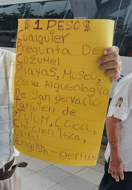 En su cartel ofrece información sobre lugares famosos dentro y fuera del destino