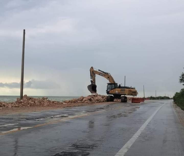  Colocan protección a orilla de la playa    en la carretera Sabancuy-Isla Aguada   