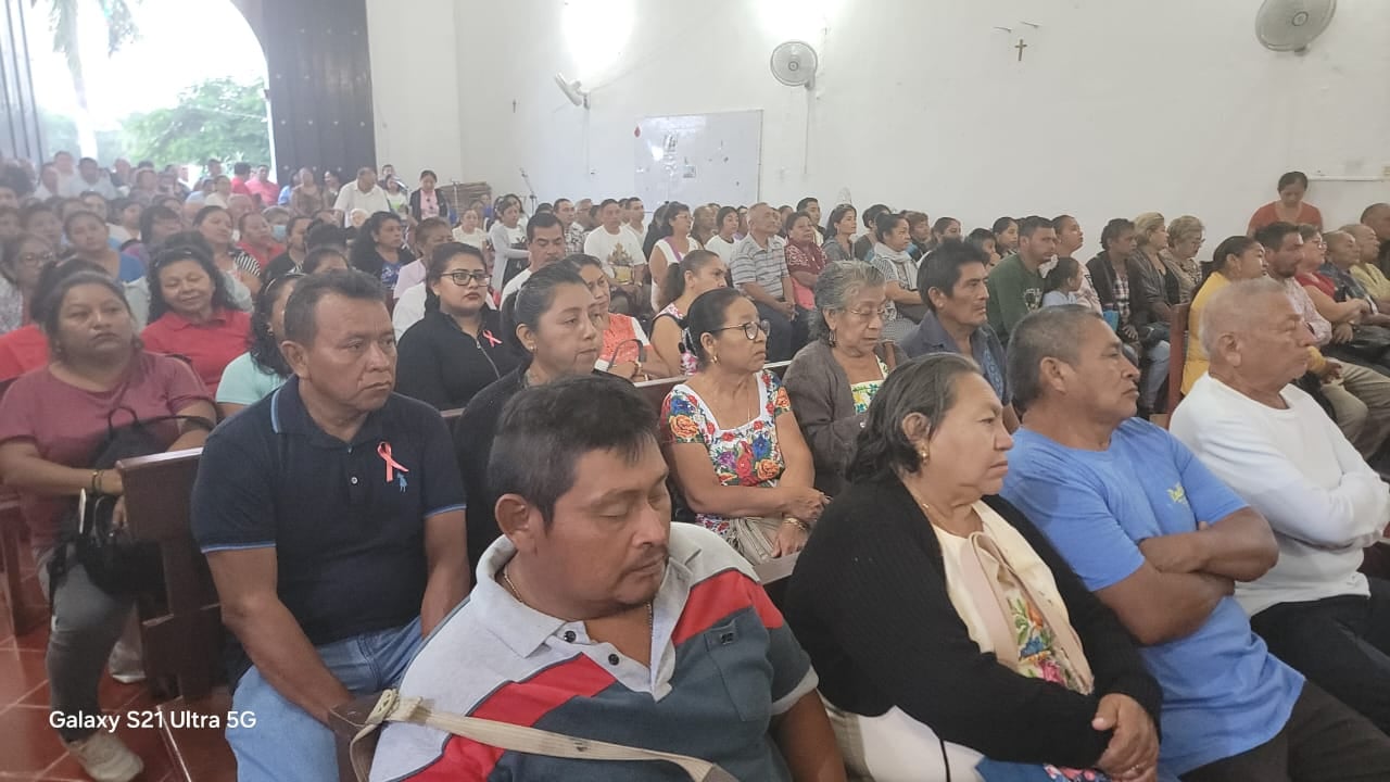 La parroquia recibió a decenas de feligreses