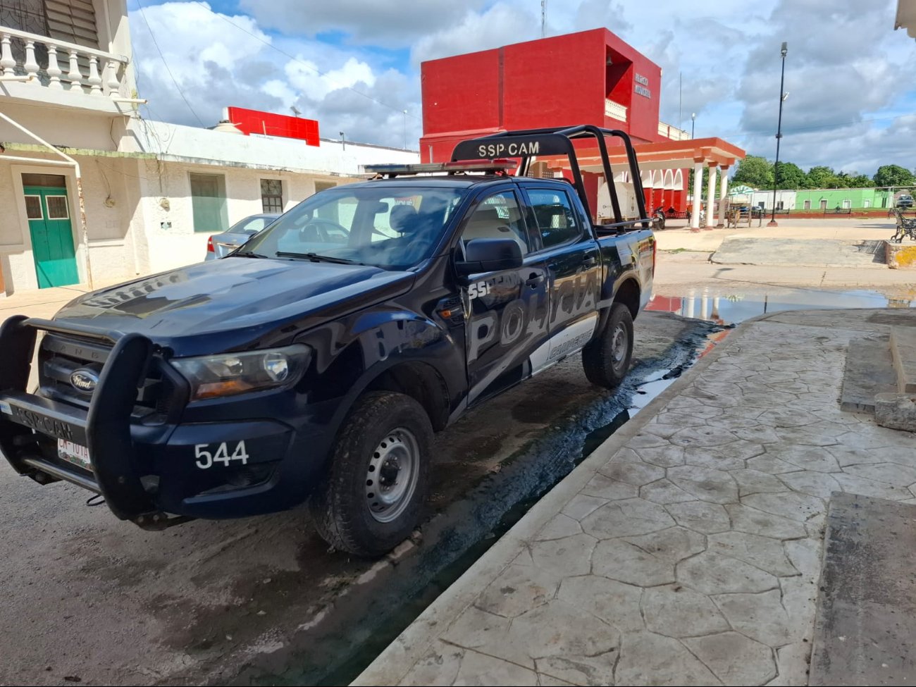 La Villa de Pomuch carece de ambulancia y la patrulla está dañada, obligando a los policías a patrullar a pie