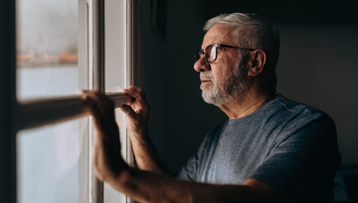 Mantente alejado de ventanas y puertas